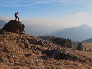 52 Ammirando il panorama dal bel roccione